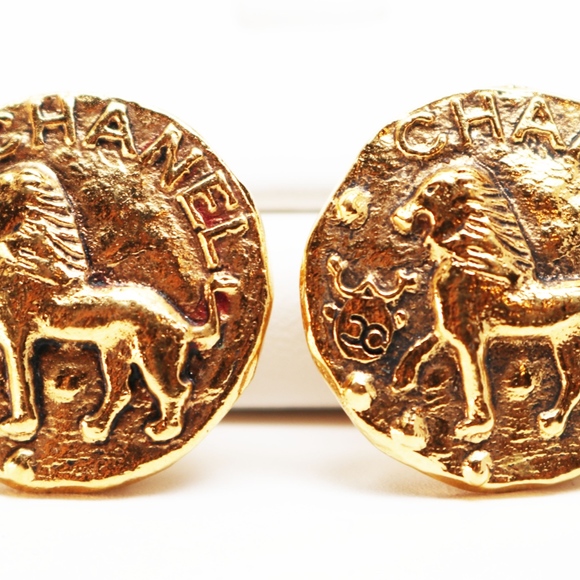 Chanel Lion Medallion Gold Plated Vintage Clip-on Earrings RARE! EUC ~ HOST PICK - Picture 4 of 16